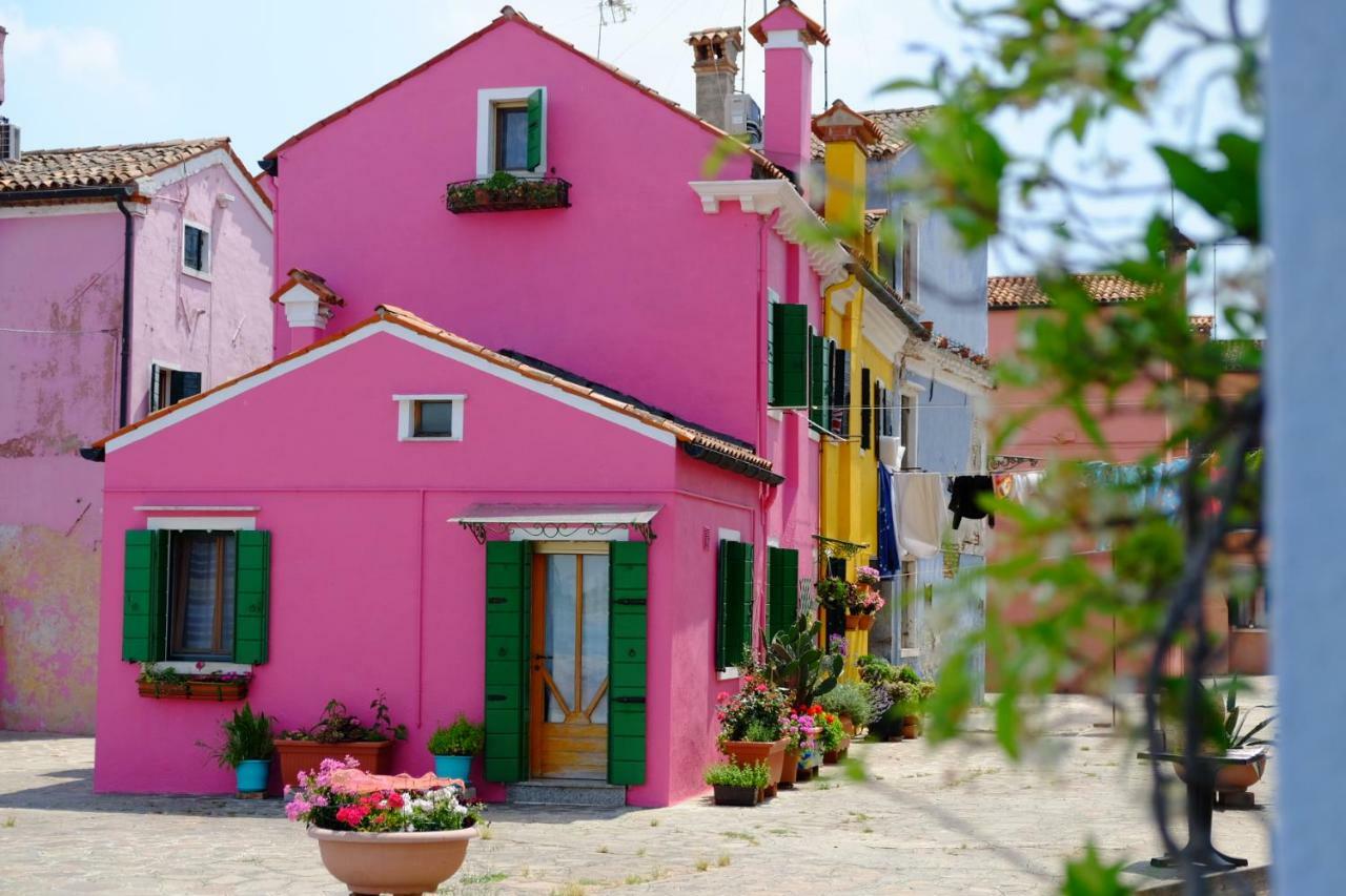 Night Galleria Holiday Home - Bed & Art In Burano - The Pink House Exterior photo